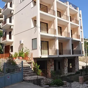 Nikos And Hotel Sarande